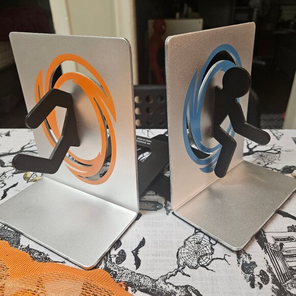 Portal 2 ThinkGeek Bookends Aluminium Video Game Decor - Picture 1 of 12